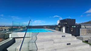 una piscina en la azotea de un edificio en The Westwood Deluxe Studio, en Ciudad del Cabo