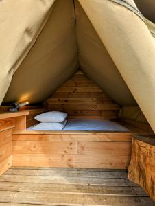 una habitación con dos camas en una tienda de campaña en Camping Naéco Audierne, en Plouhinec