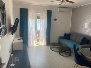 TV a/nebo společenská místnost v ubytování Apartments Perina