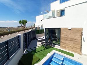 Una vista del patio trasero de una casa con piscina. en Mar Menor Sea View - 3810, en Los Alcázares