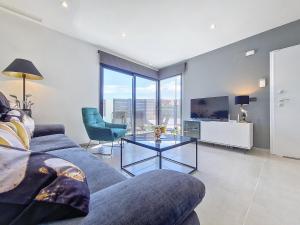Una sala de estar con un sofá y una mesa de cristal. en Mar Menor Sea View - 3810, en Los Alcázares