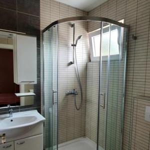 La salle de bains est pourvue d'une douche et d'un lavabo. dans l'établissement Apartments Perina, à Tisno