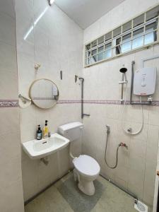 A bathroom at 8min Port Dickson beach 17pax Pet Friendly