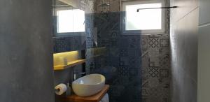 baño con lavabo blanco y ventana en Apartments Perina en Tisno