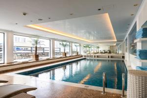 Bazén v ubytování A-ROSA Collection Hotel Thurnher's Alpenhof nebo v jeho okolí