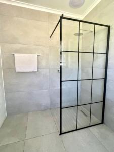 una ducha con puerta de cristal en un baño en Groenvlei Guest Farm, en Kuilsrivier 48 fotos más