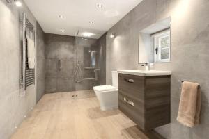 łazienka z toaletą, umywalką i prysznicem w obiekcie Awel y Môr - 3 Bedroom Cottage - Whitesands w mieście St David's +36 zdjęć