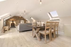 jadalnia z drewnianym stołem i krzesłami w obiekcie Awel y Môr - 3 Bedroom Cottage - Whitesands w mieście St David's