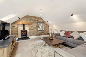 salon z kanapą i kominkiem w obiekcie Awel y Môr - 3 Bedroom Cottage - Whitesands w mieście St David's