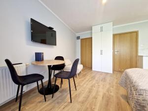 Televízia a/alebo spoločenská miestnosť v ubytovaní Rosa Weneda by Baltic Home