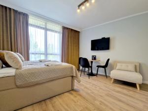 Televízia a/alebo spoločenská miestnosť v ubytovaní Rosa Weneda by Baltic Home