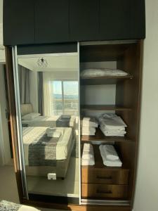 een slaapkamer met een spiegelkast met bedden erin bij AirPort villa Kayacık in Dalaman