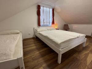 um quarto com 2 camas e uma janela em Dreams im Obergeschoss em Koetz 