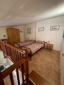 オルビアにあるCasa Punta Ruinasのベッドと階段が備わる小さな客室です。