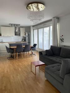 een woonkamer met een bank en een tafel bij Appartement vue sur le lac in Créteil