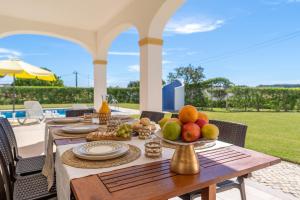 einen Tisch mit einer Schale Obst darauf in der Unterkunft Filomena Golf Paradise in Guia