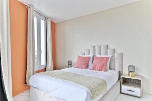 - une chambre avec un grand lit blanc et des oreillers roses dans l'établissement Serenity spot at Gagny - Near Paris, à Gagny