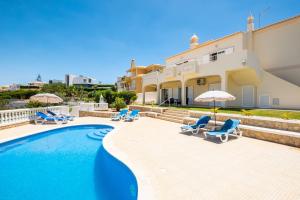 een villa met een zwembad en een huis bij Villa Vista Marina in Albufeira