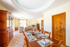 een eetkamer met een tafel en stoelen bij Villa Vista Marina in Albufeira