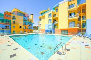 einem Pool vor zwei Apartmentgebäuden in der Unterkunft Apartamento Vista Marina in Albufeira