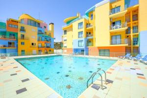 Bazén v ubytování Apartamento Vista Marina nebo v jeho okolí