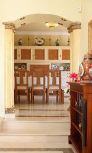 una sala da pranzo con tavolo e sedie di Villa Jumar ad Albufeira
