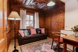 sala de estar con sofá y mesa en Landhaus Koller, en Gosau