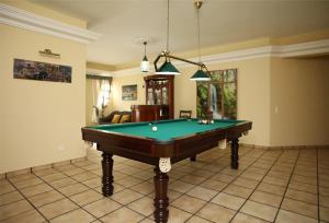 a living room with a pool table in it at Villa Jumar in Albufeira