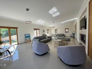 sala de estar con sofá y mesa en Light House Luxury Villa en Albufeira