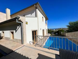 una casa con piscina al lado de un edificio en Light House Luxury Villa, en Albufeira