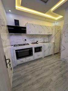 Η κουζίνα ή μικρή κουζίνα στο Resid’homes Appart’hotel Saint-Louis