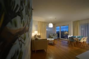 ミエルノにあるApartament przy plaży 3のソファとテーブルのあるリビングルーム
