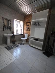 y baño con lavabo y aseo. en Carstens Cove en Carletonville