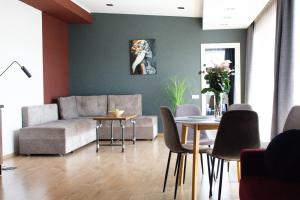 un soggiorno con divano e tavolo di Amsterdam Lviv Apartments a Lviv