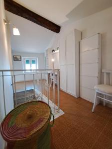Zimmer mit Balkon und Tisch in einem Zimmer in der Unterkunft Casetta vista mare in Antona