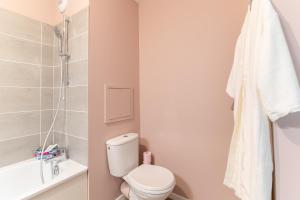 ein kleines Badezimmer mit Toilette und Dusche in der Unterkunft Moulin à Vent Sud - Appt à 20 min de Paris in Bondy + 3 Fotos