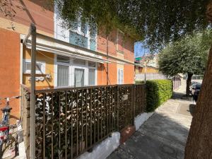 グラードにあるCondominio Ariostoの木の家の前の柵