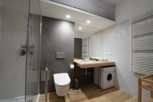 ミエルノにあるApartament przy plaży 3の洗面台と洗濯機を備えたバスルーム +31枚の写真