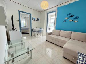 グラードにあるCondominio Ariostoのソファとテーブルのあるリビングルーム