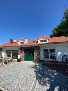 una casa con porta verde e patio di MAJA Der SpreeGarten a Cottbus