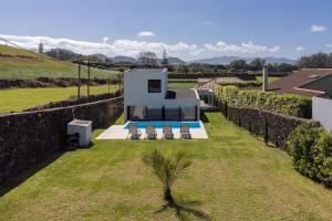 una villa con piscina e cortile di Quinta do Refúgio a Rabo de Peixe