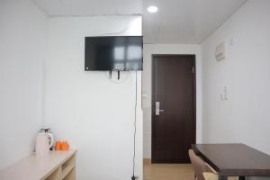 Televízia a/alebo spoločenská miestnosť v ubytovaní Hoi To Hostel