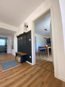 sala de estar con suelo de madera y mesa en MAJA Der SpreeGarten en Cottbus