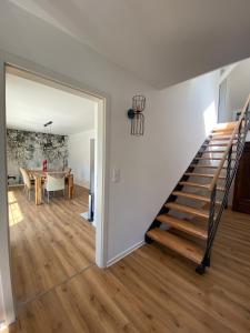 科特布斯的住宿－MAJA Der SpreeGarten，一间设有楼梯的房间和一间用餐室