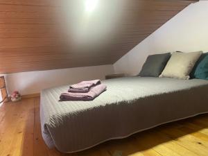 łóżko z dwoma ręcznikami w pokoju w obiekcie Cantinho do Barroco w mieście Penacova