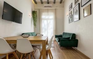 A television and/or entertainment centre at Aqua Apartment by Olala Homes