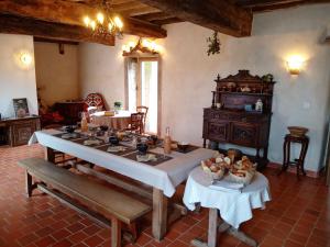 une salle à manger avec deux tables et une table avec des paniers dans l'établissement à la Mainguère, chambres d'hôtes, 