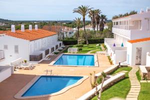 een luchtzicht op een villa met een zwembad bij Apartamento con vistas en son Parc in Son Parc