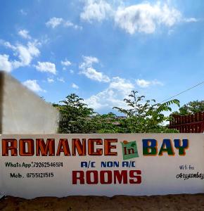una señal que dice resonancia en la bahía en una pared en Romance in Bey, en Arugam Bay