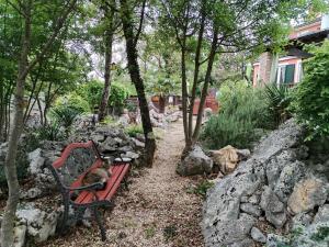 kot siedzący na ławce w ogrodzie w obiekcie The Forest House Krk 1 w mieście Kras